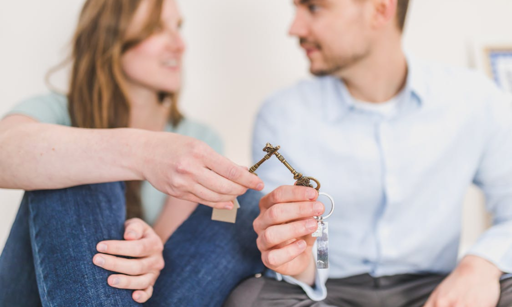 Marketing and Staging Tactics: Attracting Buyers with Effective Presentation in Fix & Flip Properties