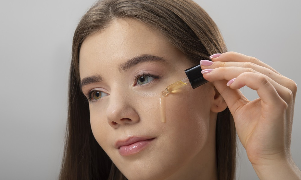 What is the Correct Way to Apply 24K Gold Face Serum?